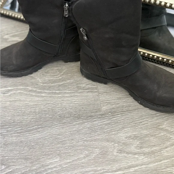 Stylish Black Winter Boots with Buckle Accents - Picture 4 of 14
